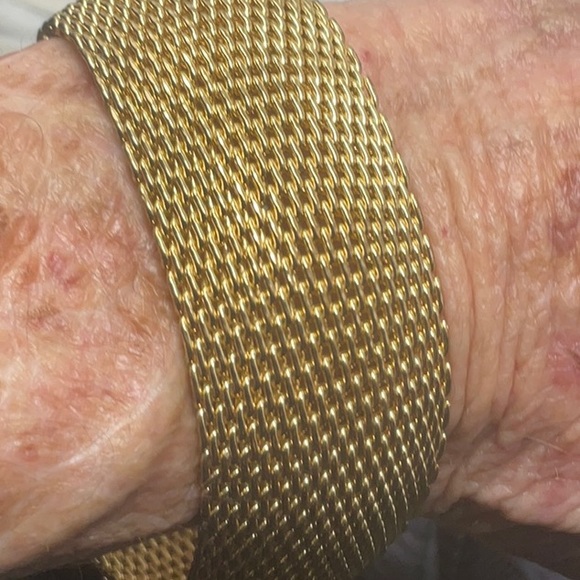 Unisex bold gold-tone mesh bangle bracelet - Picture 6 of 6